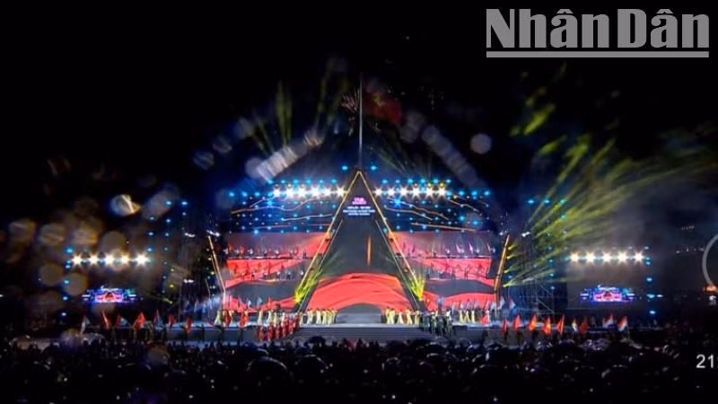 Quang cảnh lễ kỷ niệm. Quang cảnh lễ kỷ niệm.