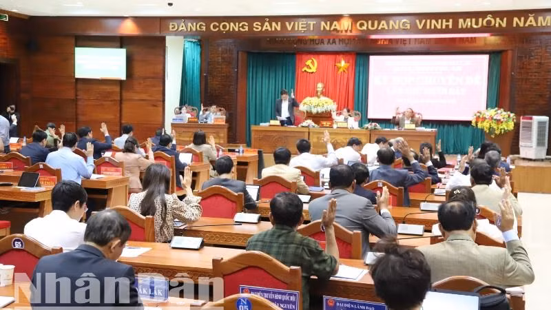 Các đại biểu thông qua Nghị quyết kỳ họp.