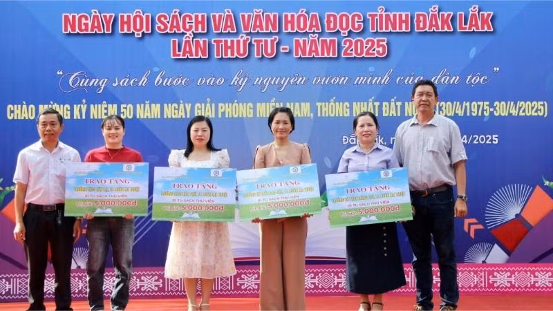 Các đơn vị tài trợ tặng tủ sách cho các trường học trên địa bàn tỉnh.