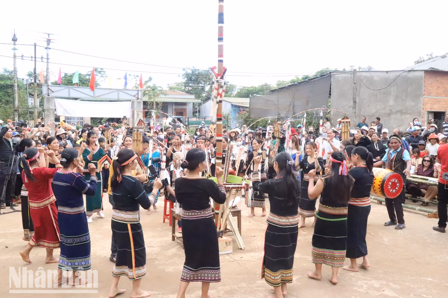 Mọi người cầm tay nhau nhảy múa vòng quanh cây nêu. Mọi người cầm tay nhau nhảy múa vòng quanh cây nêu.