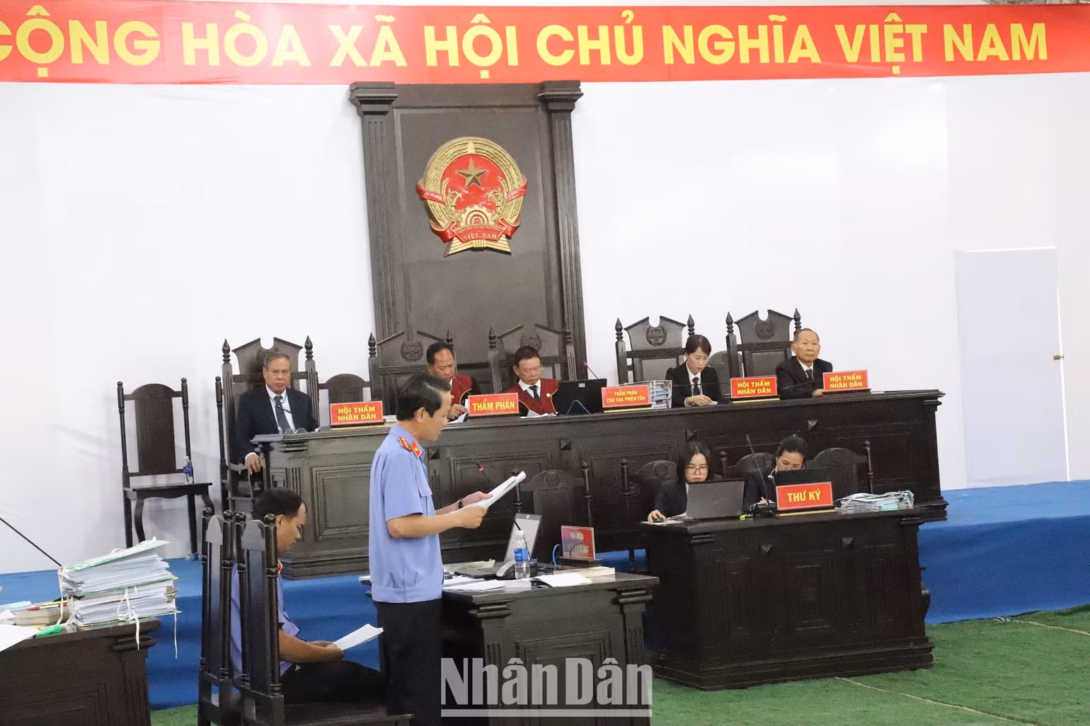 Kiểm sát viên Viện Kiểm sát nhân dân tỉnh Đắk Lắk thực hành quyền công tố tại phiên tòa đọc cáo trạng truy tố các bị cáo. Kiểm sát viên Viện Kiểm sát nhân dân tỉnh Đắk Lắk thực hành quyền công tố tại phiên tòa đọc cáo trạng truy tố các bị cáo.