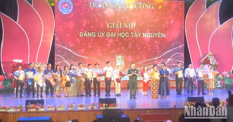 Ban tổ chức Hội thi trao giải Nhì cho Đảng ủy Trường Đại học Tây Nguyên.