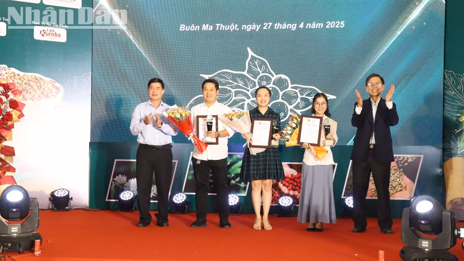 Ban tổ chức cuộc thi tôn vinh các đơn vị 5 năm liền tham gia cuộc thi đều có cà-phê đạt tiêu chuẩn đặc sản. Ban tổ chức cuộc thi tôn vinh các đơn vị 5 năm liền tham gia cuộc thi đều có cà-phê đạt tiêu chuẩn đặc sản.