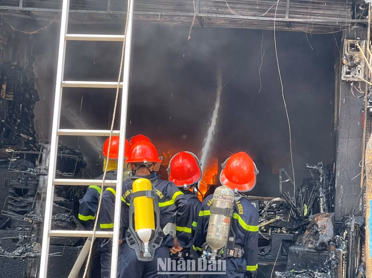 Cán bộ, chiến sĩ Cảnh sát phòng cháy, chữa cháy và cứu nạn, cứu hộ, Công an tỉnh Đắk Lắk nỗ lực chữa cháy.