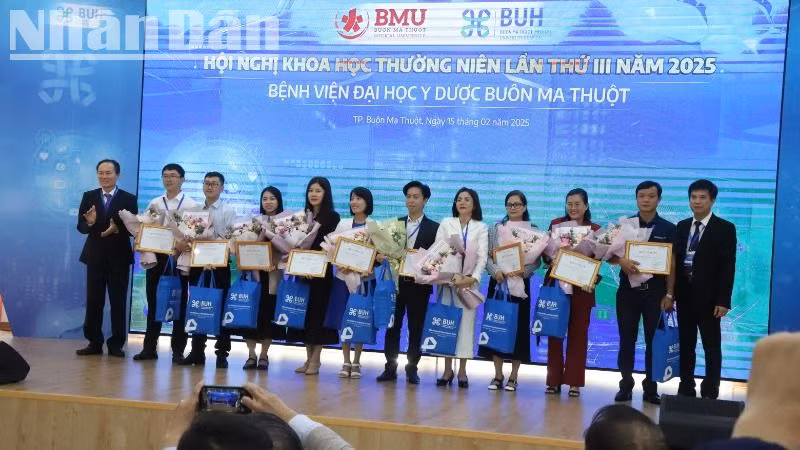 Lãnh đạo Bệnh viện Đại học Y Dược Buôn Ma Thuột trao giấy chứng nhận và hoa, quà cảm ơn các nhà tài trợ cho hội nghị. Lãnh đạo Bệnh viện Đại học Y Dược Buôn Ma Thuột trao giấy chứng nhận và hoa, quà cảm ơn các nhà tài trợ cho hội nghị.