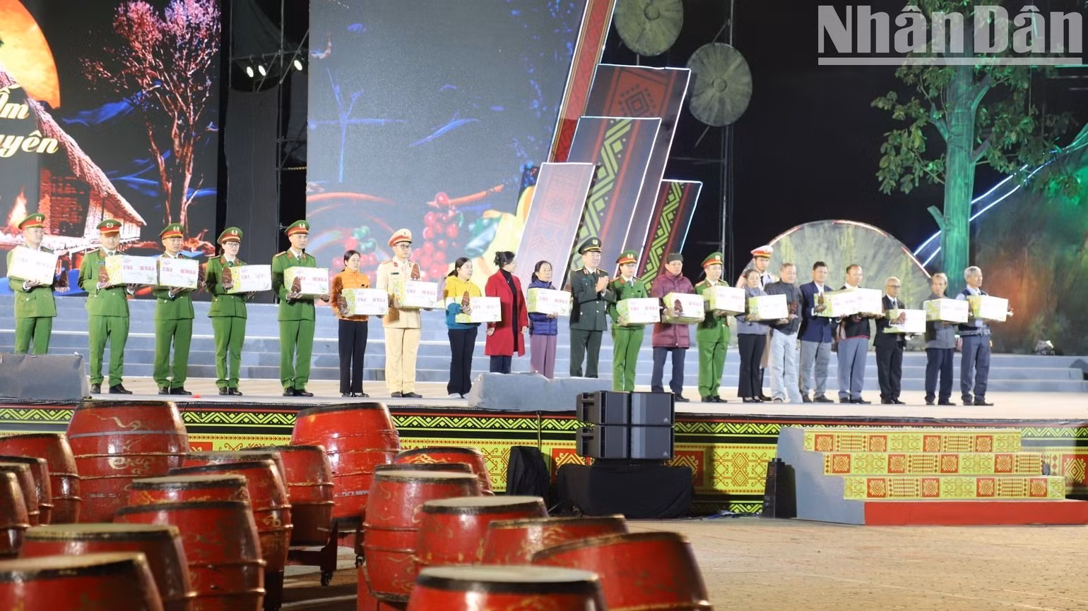 Thượng tướng Trần Quốc Tỏ, Thứ trưởng Công an và Phó Bí thư Thường trực Tỉnh ủy, Chủ tịch Hội đồng nhân dân tỉnh Đắk Lắk tặng quà cho các cá nhân tiêu biểu. Thượng tướng Trần Quốc Tỏ, Thứ trưởng Công an và Phó Bí thư Thường trực Tỉnh ủy, Chủ tịch Hội đồng nhân dân tỉnh Đắk Lắk tặng quà cho các cá nhân tiêu biểu.