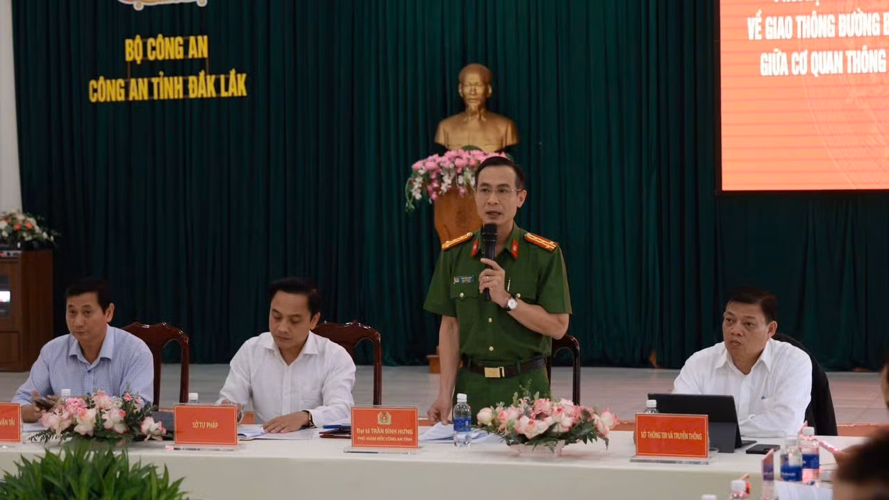 Đại tá Trần Bình Hưng, Phó Giám đốc Công an tỉnh Đắk Lắk phát biểu và trao đổi tại hội nghị. Đại tá Trần Bình Hưng, Phó Giám đốc Công an tỉnh Đắk Lắk phát biểu và trao đổi tại hội nghị.