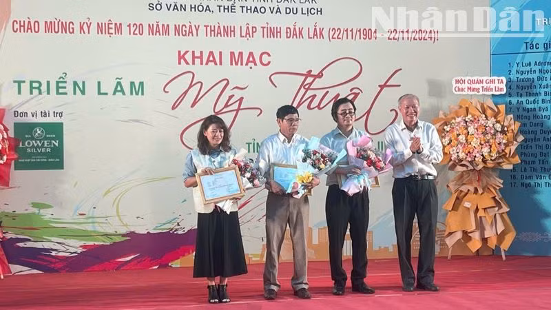 Ban tổ chức trao giải B cho các tác giả. Ban tổ chức trao giải B cho các tác giả.