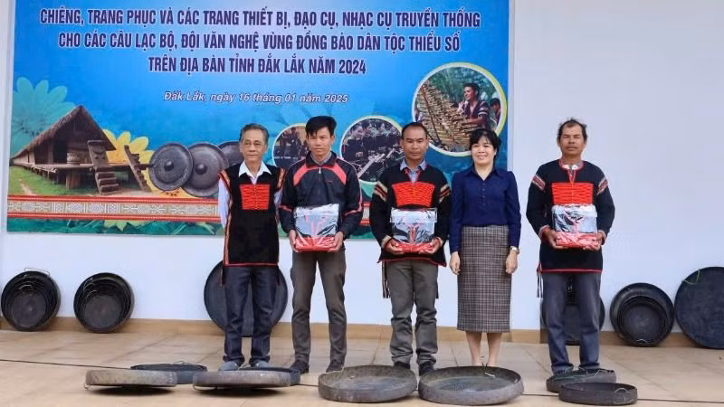 Bàn giao các bộ trang phục thổ cẩm truyền thống của các dân tộc Ê-đê. Bàn giao các bộ trang phục thổ cẩm truyền thống của các dân tộc Ê-đê.
