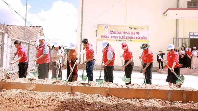 Các đại biểu động thổ xây dựng bếp ăn bán trú tặng thầy, trò Trường tiểu học Ea Hồ, xã Ea Hồ, huyện Krông Năng. Các đại biểu động thổ xây dựng bếp ăn bán trú tặng thầy, trò Trường tiểu học Ea Hồ, xã Ea Hồ, huyện Krông Năng.