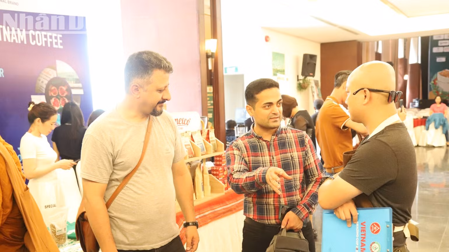 Các du khách nước ngoài trao đổi với các đơn vị tham gia Cuộc thi Cà-phê đặc sản Việt Nam sau khi trải nghiệm và thưởng thức cà-phê đặc sản. Các du khách nước ngoài trao đổi với các đơn vị tham gia Cuộc thi Cà-phê đặc sản Việt Nam sau khi trải nghiệm và thưởng thức cà-phê đặc sản.