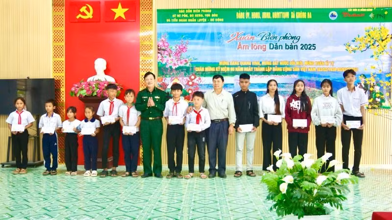 Ban tổ chức chương trình trao tặng 14 suất quà, mỗi suất quà trị giá 500 nghìn đồng cho các học sinh nghèo có hoàn cảnh đặc biệt khó khăn. Ban tổ chức chương trình trao tặng 14 suất quà, mỗi suất quà trị giá 500 nghìn đồng cho các học sinh nghèo có hoàn cảnh đặc biệt khó khăn.