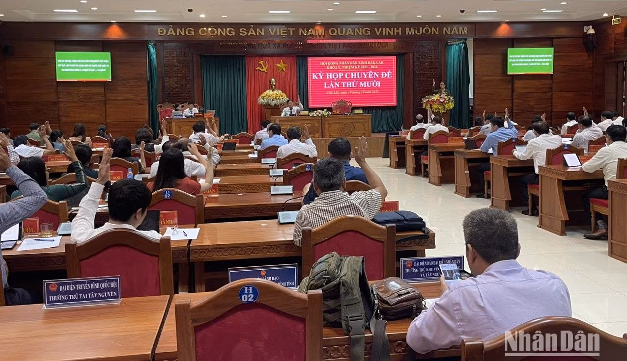 Các đại biểu Hội đồng nhân dân tỉnh Đắk Lắk biểu quyết thông qua Nghị quyết lấy phiếu tín nhiệm những người giữ chức vụ do Hội đồng nhân dân tỉnh khóa X, nhiệm kỳ 2021-2026 bầu.