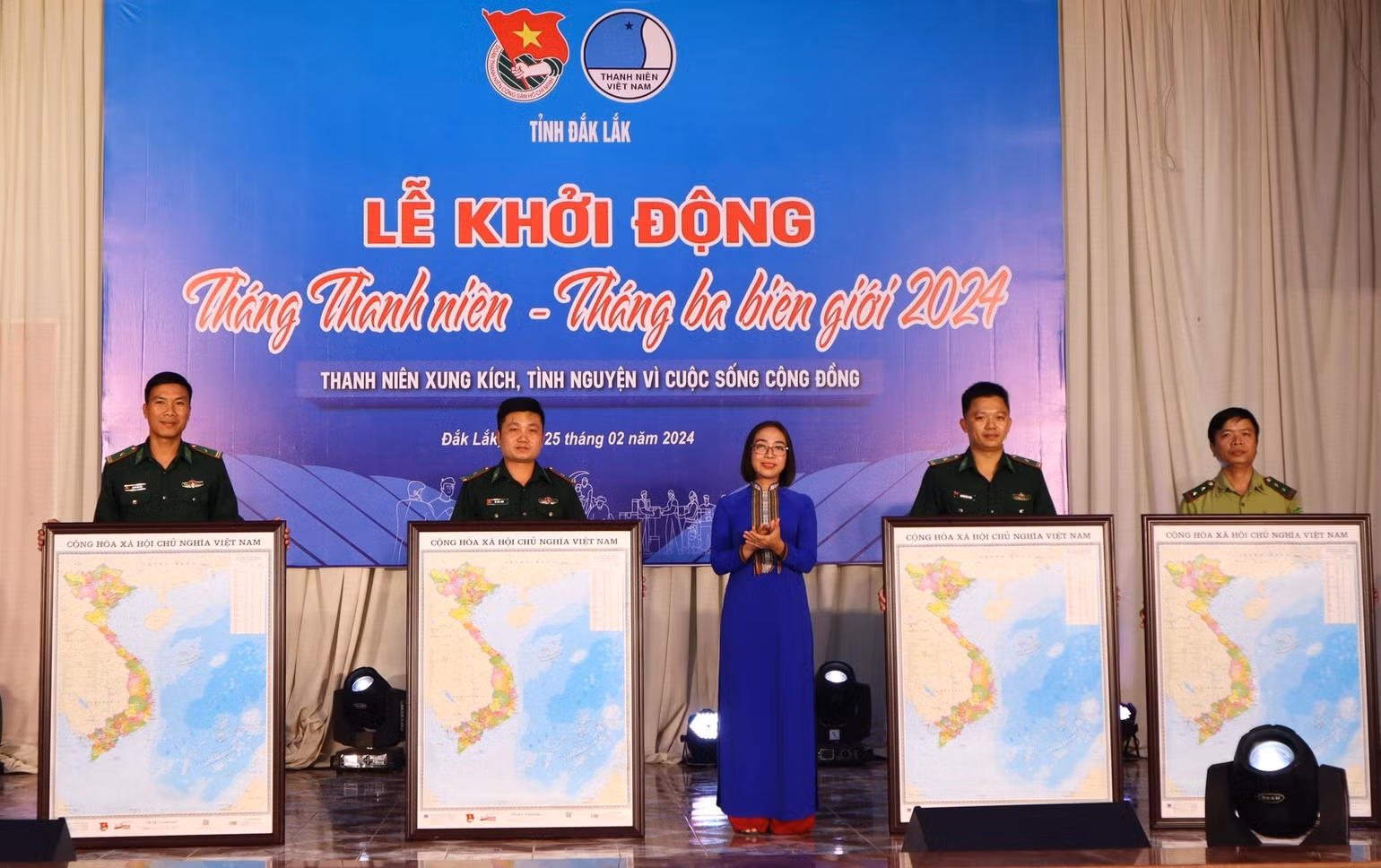 Bí thư Tỉnh đoàn Đắk Lắk H'Giang Niê trao tặng bản đồ “Tự hào một dải non sông” cho Đoàn Thanh niên các đồn biên phòng, các đơn vị, địa phương trên tuyến biên giới.