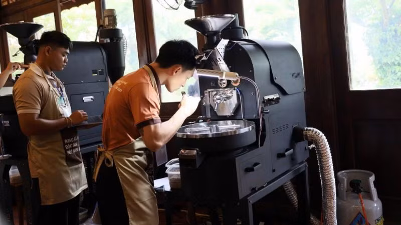 Các thí sinh thực hiện phần thi. Các thí sinh thực hiện phần thi.