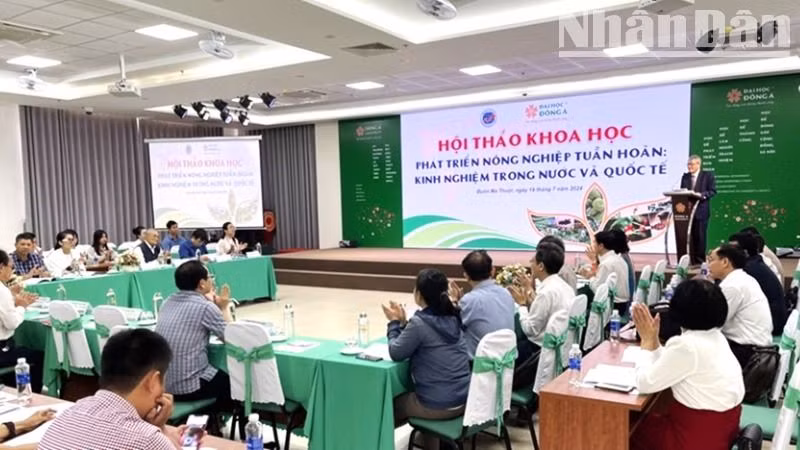 Nhiều hội thảo khoa học cũng được tổ chức để tìm giải pháp sản xuất nông nghiệp thích ứng với biến đổi khí hậu.