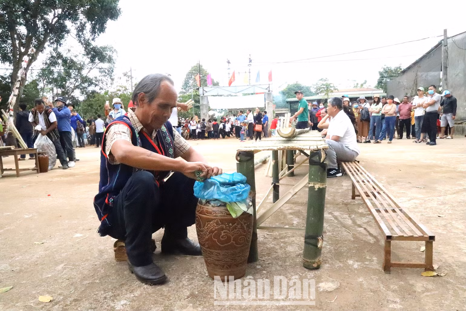 Đàn ông Xơ Đăng chuẩn bị rượu cần cho Lễ hội mừng lúa mới. Đàn ông Xơ Đăng chuẩn bị rượu cần cho Lễ hội mừng lúa mới.