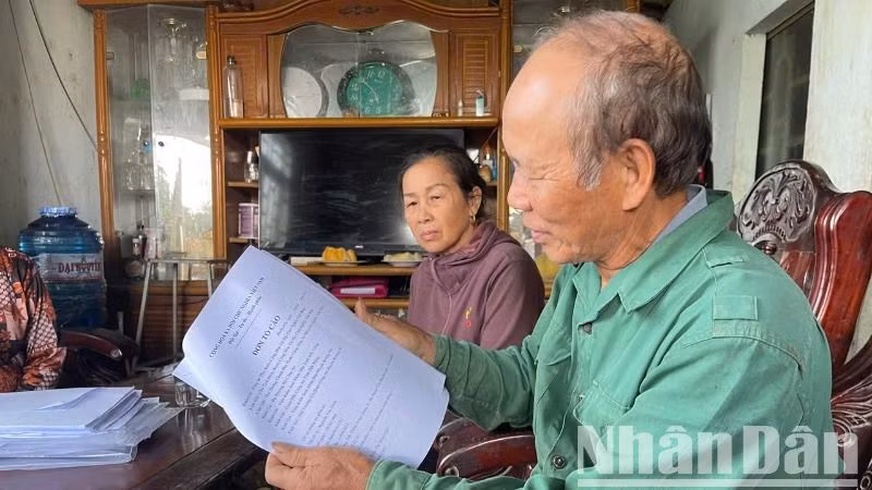 Ông Lưu Quang Mùi ở thôn Đắk Hoa, xã Tân Thành, huyện Krông Nô năm nay đã 72 tuổi làm đơn tố cáo bà Trần Thị Mai, chủ Đại lý thu mua nông sản Mai Cầu lợi dụng lòng tin chiếm đoạt tài sản.
