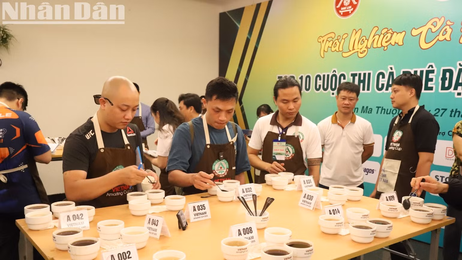 Để trải nghiệm và thưởng thức cà-phê đặc sản, Ban tổ chức cuộc thi bố trí một số bàn và trên mỗi bàn có rất nhiều mẫu cà-phê đặc sản để các đại biểu và du khách thưởng thức. Để trải nghiệm và thưởng thức cà-phê đặc sản, Ban tổ chức cuộc thi bố trí một số bàn và trên mỗi bàn có rất nhiều mẫu cà-phê đặc sản để các đại biểu và du khách thưởng thức.