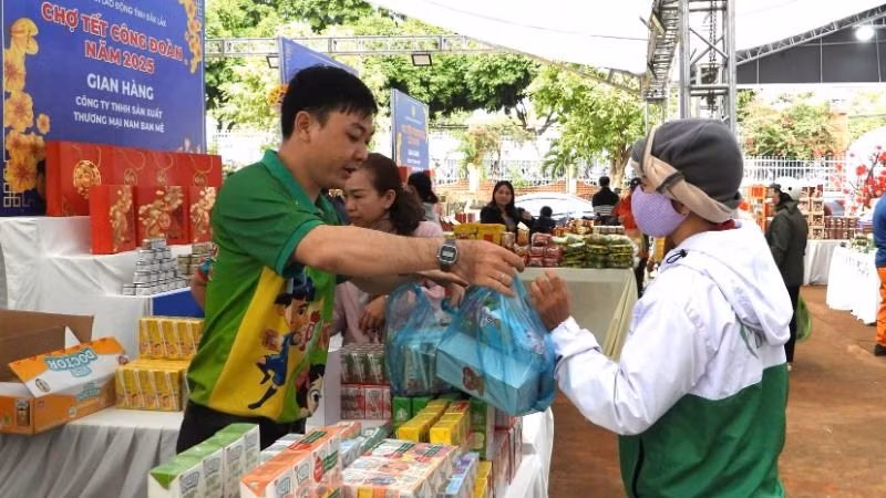 Đoàn viên Công đoàn và người lao động có hoàn cảnh khó khăn mua hàng Tết tại Chợ Tết Công đoàn năm 2025.