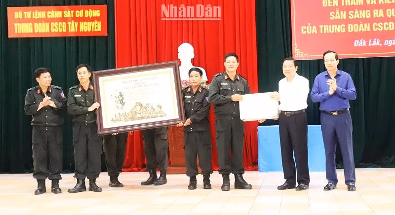 Trưởng Ban Nội chính Trung ương Phan Đình Trạc tặng quà cho Trung đoàn Cảnh sát cơ động Tây Nguyên. Trưởng Ban Nội chính Trung ương Phan Đình Trạc tặng quà cho Trung đoàn Cảnh sát cơ động Tây Nguyên.