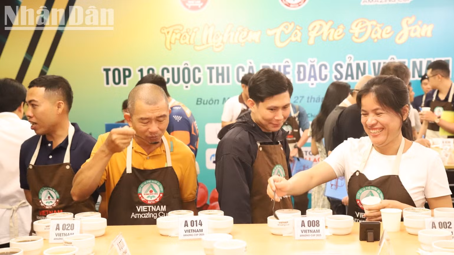 Các du khách hết sức thích thú khi tham gia trải nghiệm và thưởng thức cà-phê đặc sản. Các du khách hết sức thích thú khi tham gia trải nghiệm và thưởng thức cà-phê đặc sản.