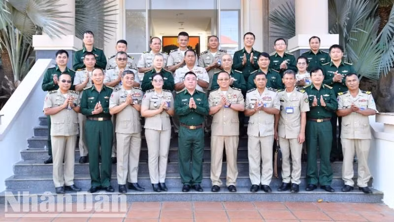 Hai lực lượng hai tỉnh của hai nước chụp ảnh lưu niệm.