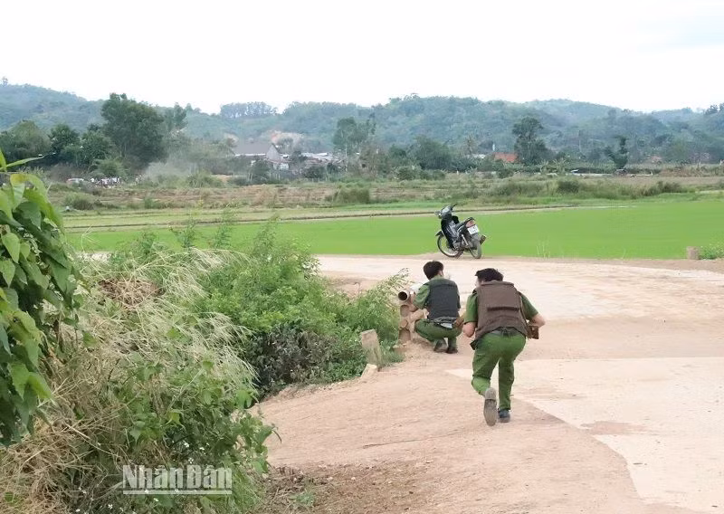 Lực lượng Công an tỉnh Đắk Lắk quyết tâm truy bắt các đối tượng sử dụng vũ khí tấn công trụ sở Ủy ban nhân dân xã Ea Tiêu và Ea Ktur đang lẩn trốn để xử lý nghiêm minh trước pháp luật. Lực lượng Công an tỉnh Đắk Lắk quyết tâm truy bắt các đối tượng sử dụng vũ khí tấn công trụ sở Ủy ban nhân dân xã Ea Tiêu và Ea Ktur đang lẩn trốn để xử lý nghiêm minh trước pháp luật.