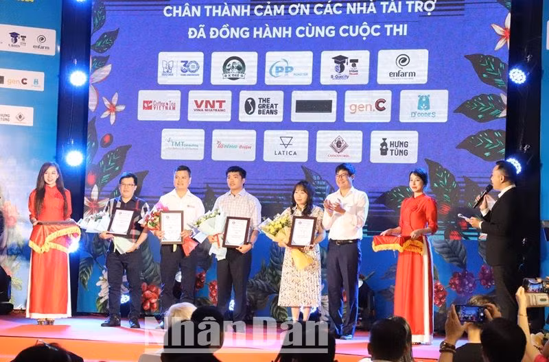Ban Tổ chức Cuộc thi Cà-phê đặc sản năm 2024 tặng hoa và giấy chứng nhận cảm ơn các đơn vị tài trợ cho cuộc thi. Ban Tổ chức Cuộc thi Cà-phê đặc sản năm 2024 tặng hoa và giấy chứng nhận cảm ơn các đơn vị tài trợ cho cuộc thi.