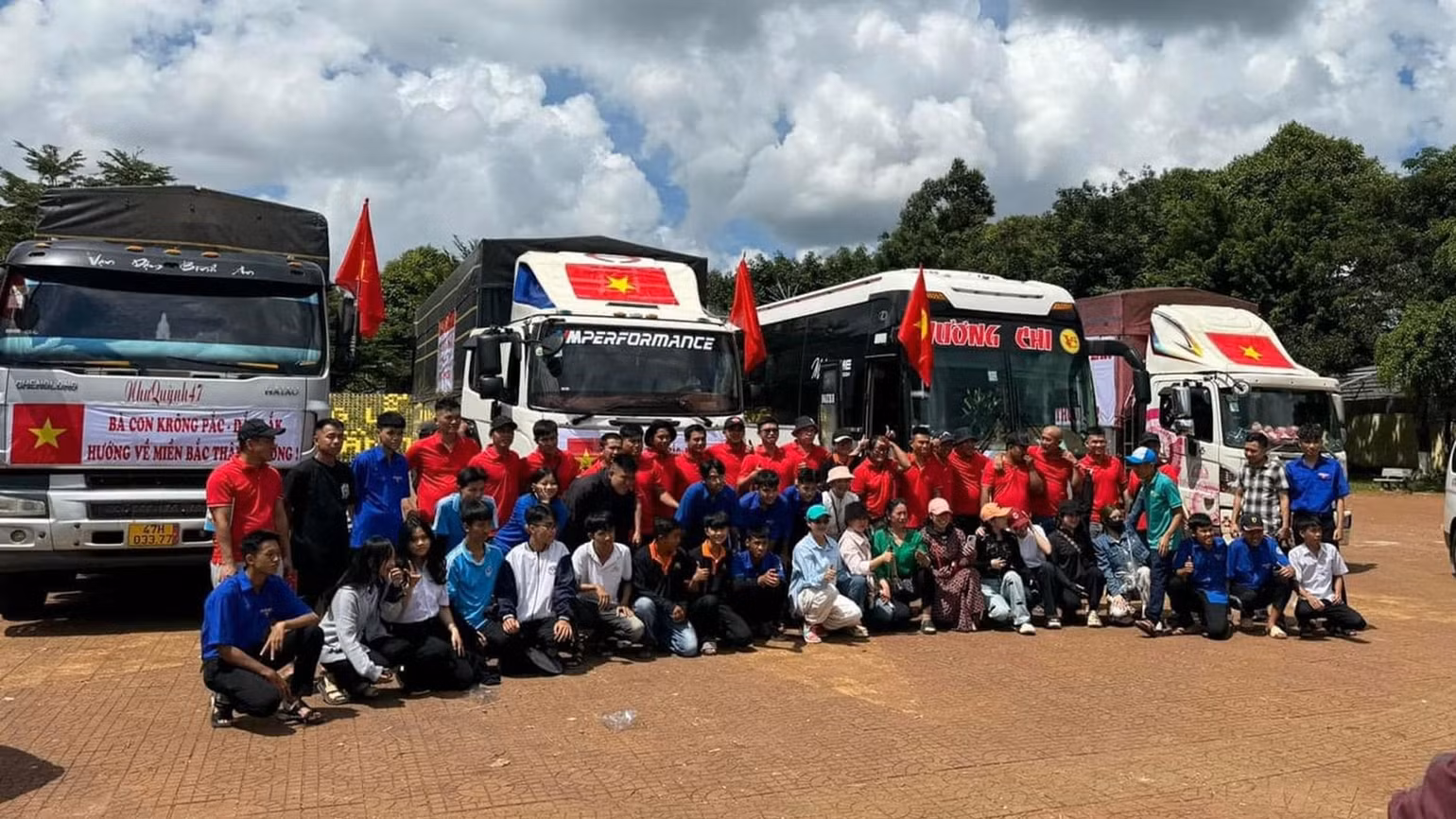 Chiều ngày 12/9, Đoàn thiện nguyện huyện Krông Pắc gồm 20 tình nguyện viên cùng gần 50 tấn hàng nhu yếu phẩm, nước đóng chai, thuốc đau bụng, mì tôm và 400 triệu đồng của các doanh nghiệp và bà con nhân dân các dân tộc huyện Krông Pắc tự nguyện quyên góp đã lên đường đến với nhân dân xã Khánh Yên Hạ, huyện Văn Bàn, tỉnh Lào Cai.