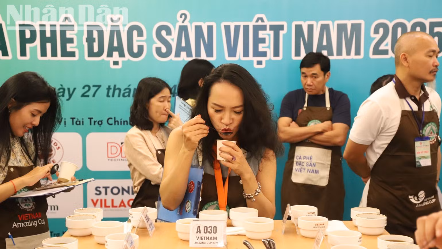 Một du khách trải nghiệm và thưởng thức cà-phê đặc sản. Một du khách trải nghiệm và thưởng thức cà-phê đặc sản.