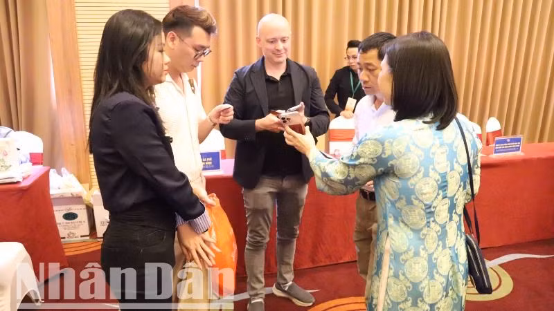 Các doanh nghiệp giao thương kết nối tại hội nghị.