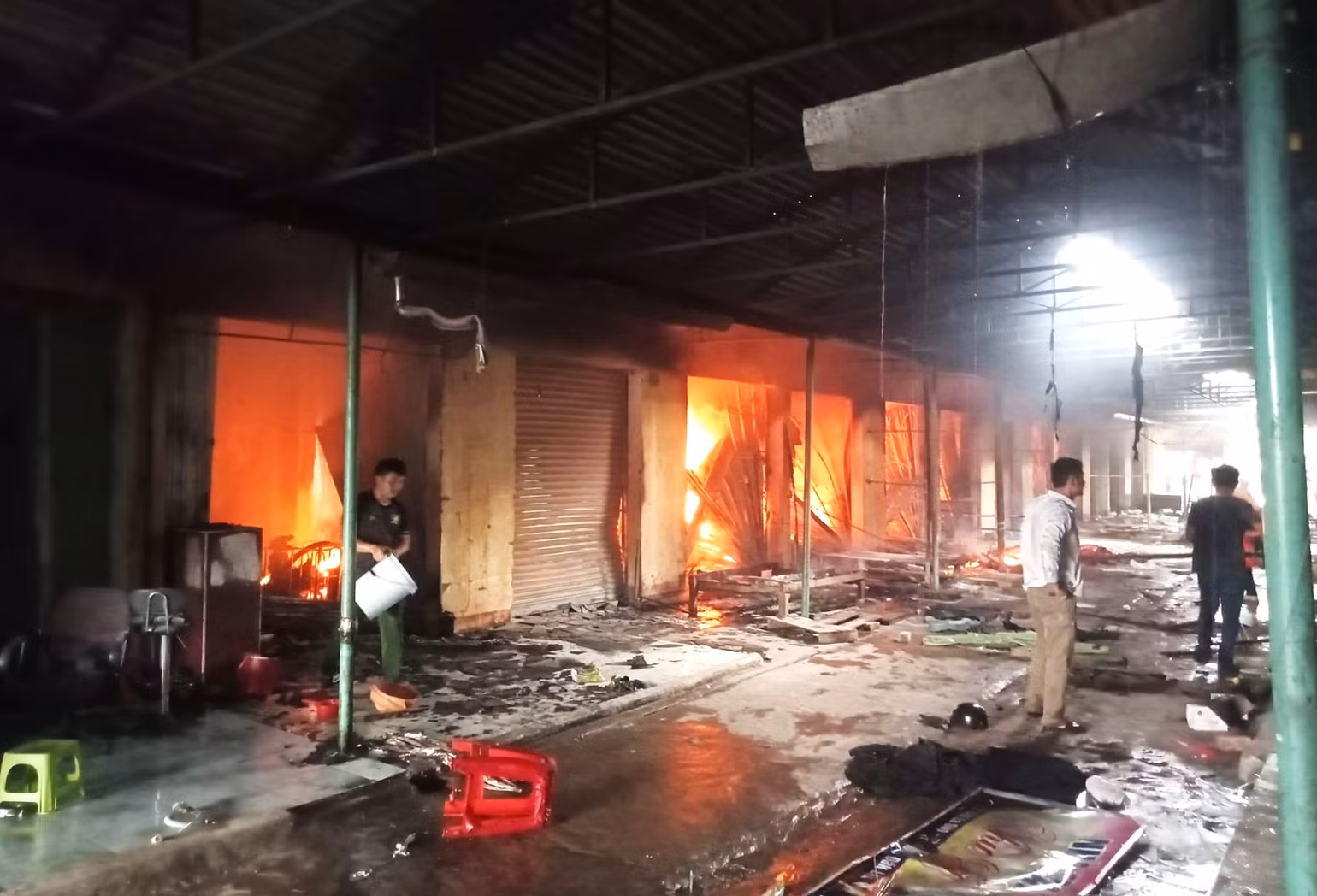 Vụ cháy thiêu rụi hàng chục ki-ốt và hàng hóa tại chợ trung tâm huyện Ea Súp, gây thiệt hại nặng nề.
