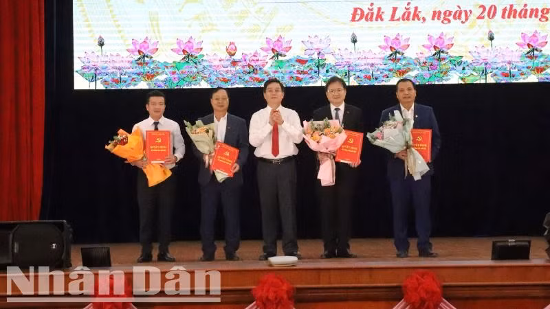 Bí thư Tỉnh ủy Đắk Lắk Nguyễn Đình Trung trao quyết định và tặng hoa chúc mừng các đồng chí lãnh đạo Ban Tuyên giáo và Dân vận Tỉnh ủy Đắk Lắk.