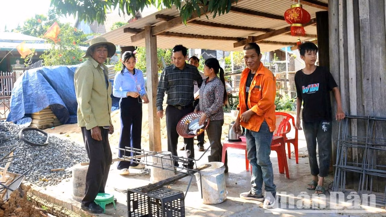Phó Chủ tịch Ủy ban nhân dân huyện Ea Súp Nguyễn Thanh Tuấn kiểm tra việc thi công xây dựng nhà cho hộ nghèo trên địa bàn huyện.