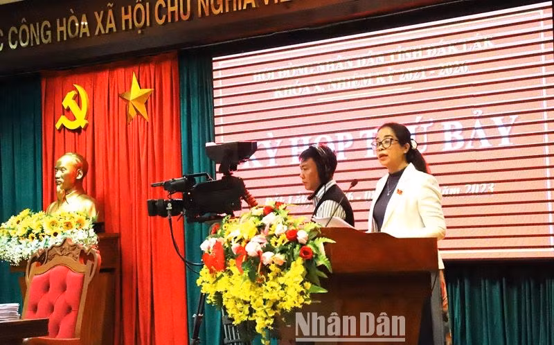 Chủ tịch Hội đồng nhân dân tỉnh Đắk Lắk Huỳnh Thị Chiến Hòa phát biểu bế mạc kỳ họp. Chủ tịch Hội đồng nhân dân tỉnh Đắk Lắk Huỳnh Thị Chiến Hòa phát biểu bế mạc kỳ họp.