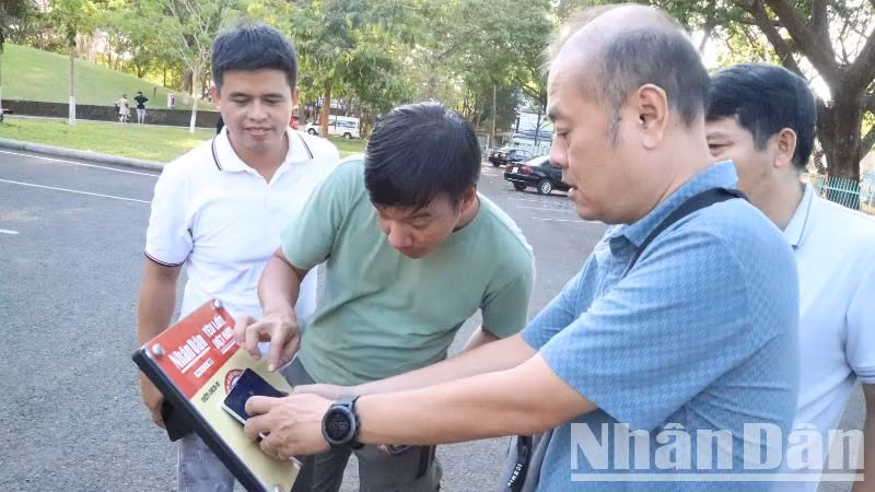 Người dân mong muốn trong thời gian tới, Báo Nhân Dân phối hợp với các đối tác triển khai lắp đặt nhiều hơn các bảng gắn chip NFC này tại các di tích lịch sử, văn hóa cũng như các địa điểm du lịch trên cả nước nhằm quảng bá hình ảnh về vùng đất, lịch sử và truyền thống văn hóa của dân tộc đến với du khách trong và ngoài nước. Người dân mong muốn trong thời gian tới, Báo Nhân Dân phối hợp với các đối tác triển khai lắp đặt nhiều hơn các bảng gắn chip NFC này tại các di tích lịch sử, văn hóa cũng như các địa điểm du lịch trên cả nước nhằm quảng bá hình ảnh về vùng đất, lịch sử và truyền thống văn hóa của dân tộc đến với du khách trong và ngoài nước.