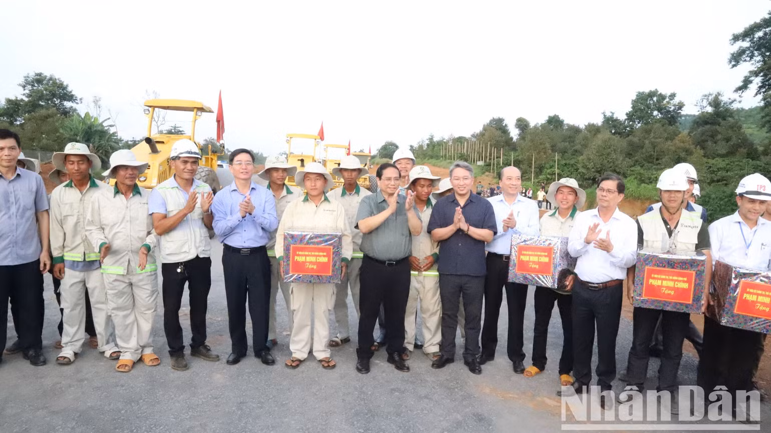 Thủ tướng tặng quà cho công nhân nhà thầu thi công Công ty An Nguyên.