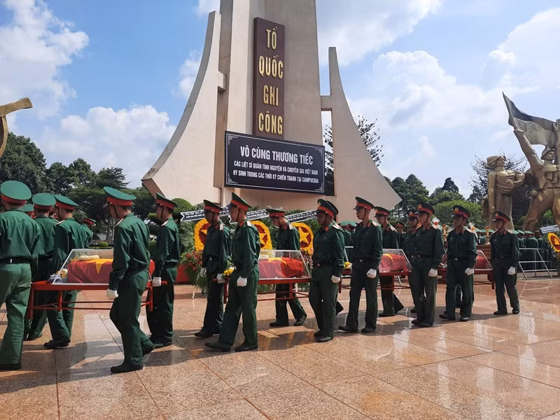 Ngay sau lễ truy điệu, hài cốt các liệt sĩ quân tình nguyện và chuyên gia Việt Nam được an táng tại Nghĩa trang liệt sĩ tỉnh Đắk Lắk.