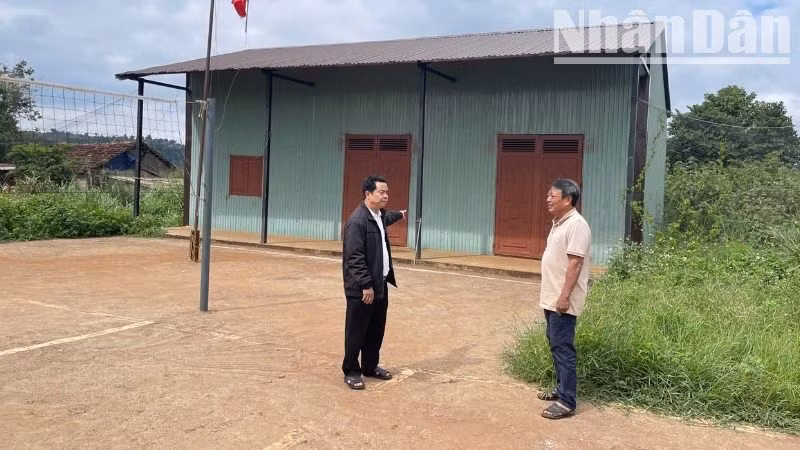 Hàng ngày ông Hoàng Văn Kế và các hộ dân ra nhìn thửa đất bị hội trường thôn Kty 5, xã Chứ Kbô xây dựng chắn ngang trước mặt nên không làm nhà ở được, đất đai bỏ hoang gây lãng phí khiến các ông hết sức bức xúc.