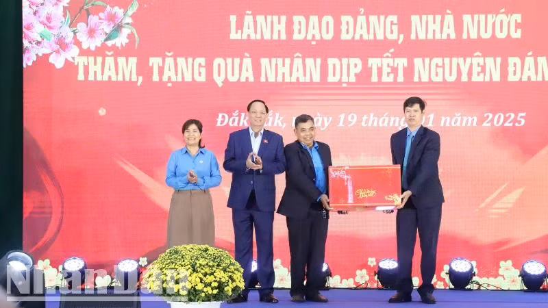 Phó Chủ tịch Quốc hội Trần Quang Phương tặng quà cho Liên đoàn Lao động tỉnh Đắk Lắk.
