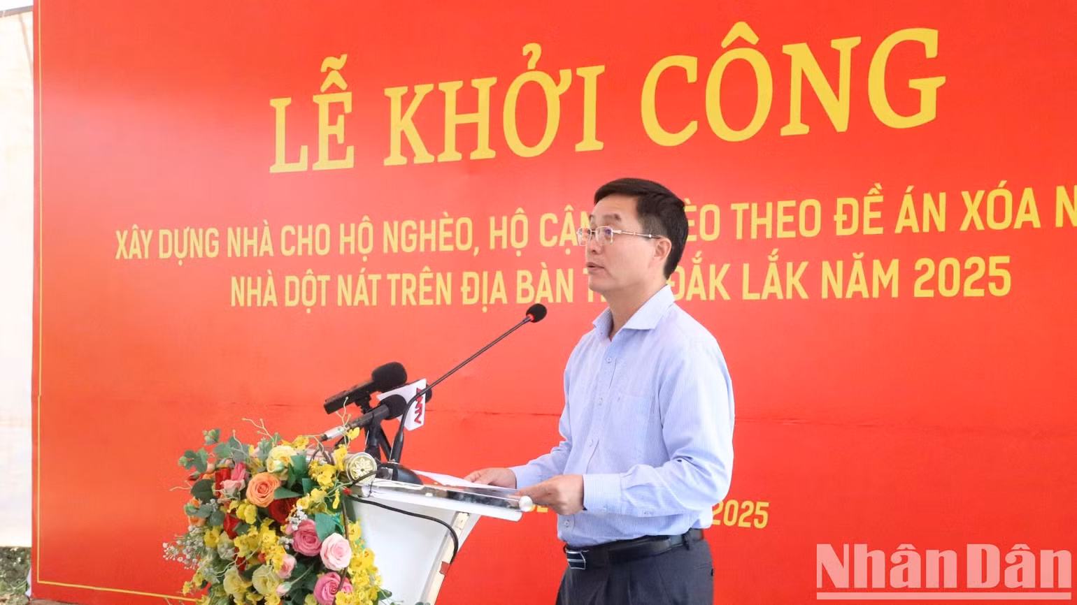 Đồng chí Nguyễn Đình Trung, Ủy viên Trung ương Đảng, Bí thư Tỉnh ủy Đắk Lắk về dự và phát biểu tại lễ khởi công căn nhà đầu tiên xây dựng nhà ở cho hộ nghèo theo Đề án xóa nhà tạm bợ, nhà dột nát cho hộ nghèo trên địa bàn tỉnh trong năm 2025.