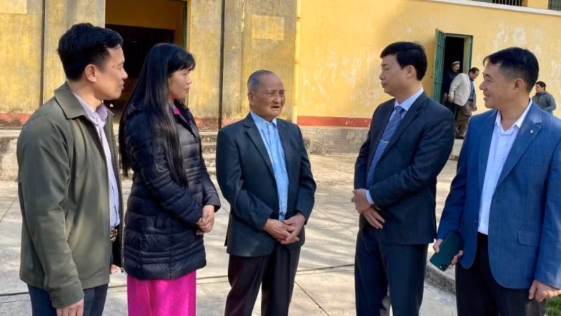 Lãnh đạo Sở Văn hóa-Thể thao và Du lịch tỉnh Đắk Lắk cùng các đồng chí nguyên lãnh đạo tỉnh ôn lại truyền thống đấu tranh cách mạng tại Nhà đày Buôn Ma Thuột.