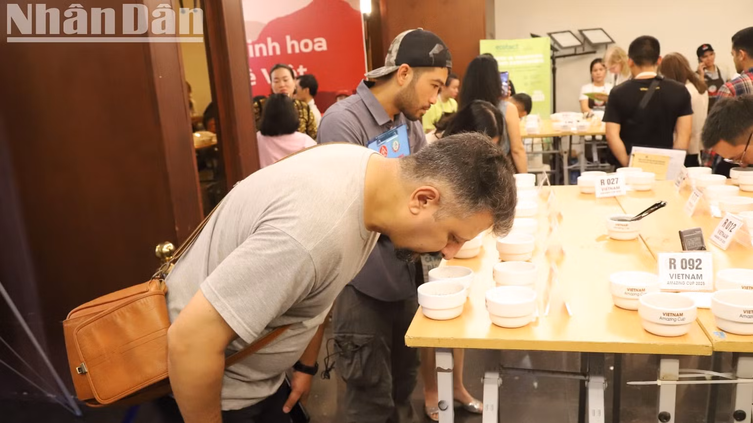 Một du khách nước ngoài trải nghiệm và thưởng thức cà-phê đặc sản. Một du khách nước ngoài trải nghiệm và thưởng thức cà-phê đặc sản.