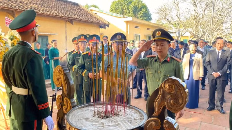 Các đơn vị lực lượng vũ trang tỉnh Đắk Lắk dâng hương tưởng nhớ và tri ân các chiến sĩ cách mạng tại Di tích lịch sử quốc gia đặc biệt Nhà đày Buôn Ma Thuột.
