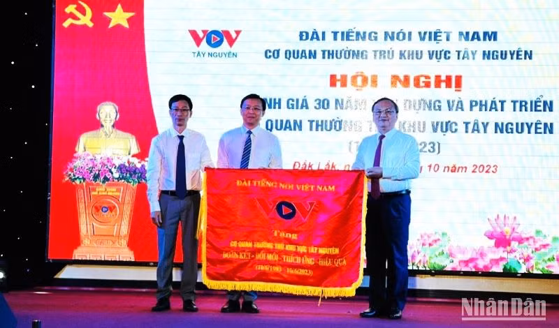 Tổng Giám đốc Đài Tiếng nói Việt Nam Đỗ Tiến Sỹ tặng bức trướng của Đài Tiếng nói Việt Nam cho Cơ quan Đài Tiếng nói Việt Nam thường trú khu vực Tây Nguyên mang dòng chữ: Đoàn kết-đổi mới-tích cực-hiệu quả.