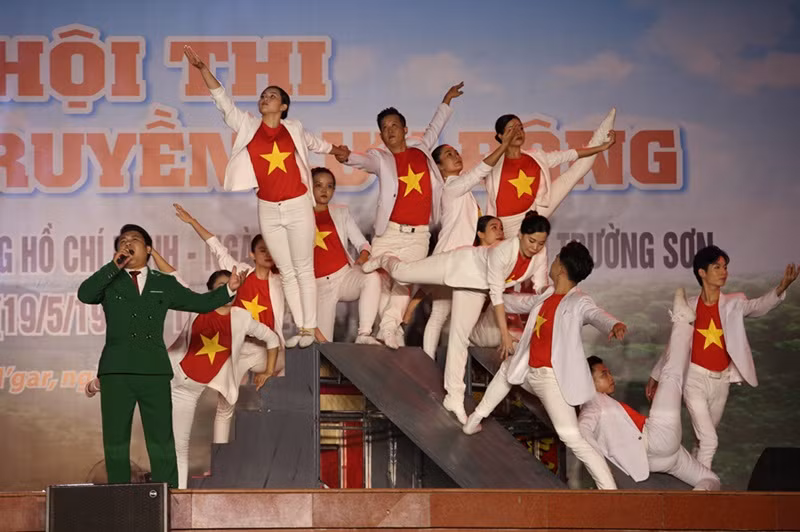 Trong các đêm lưu diễn giúp nhân dân các dân tộc ở các địa phương tỉnh Đắk Lắk ôn lại truyền thống hào hùng của những năm tháng cả nước “xẻ dọc Trường Sơn đi cứu nước” của thế hệ cha anh đi trước. Trong các đêm lưu diễn giúp nhân dân các dân tộc ở các địa phương tỉnh Đắk Lắk ôn lại truyền thống hào hùng của những năm tháng cả nước “xẻ dọc Trường Sơn đi cứu nước” của thế hệ cha anh đi trước.