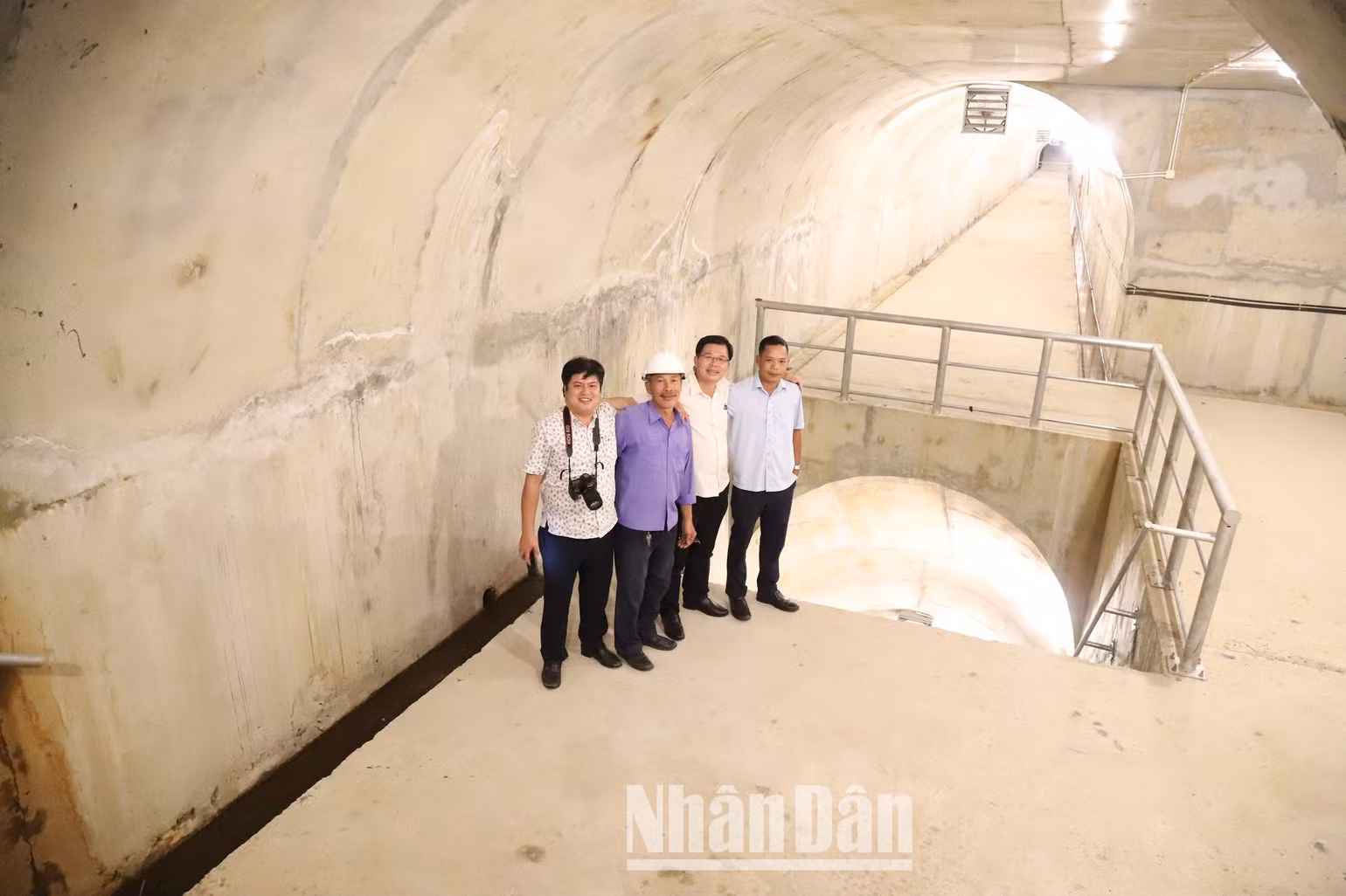 Hệ thống đường hầm trong thân đập. Hệ thống đường hầm trong thân đập.