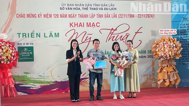 Đại diện Ban tổ chức trao giải A cho các tác giả. Đại diện Ban tổ chức trao giải A cho các tác giả.