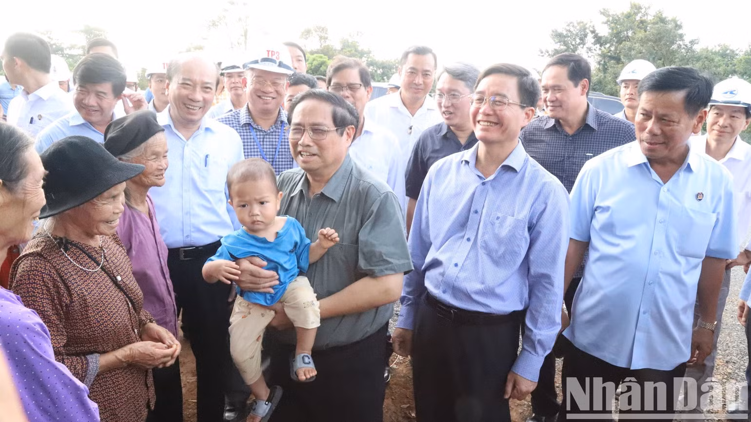 Người dân vui mừng, phấn khởi khi được Thủ tướng đến thăm.